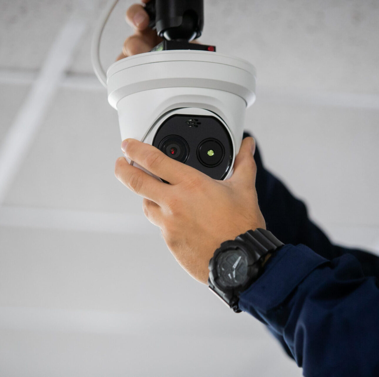 Cámara de seguridad domo de alta resolución montada en una esquina para vigilancia.